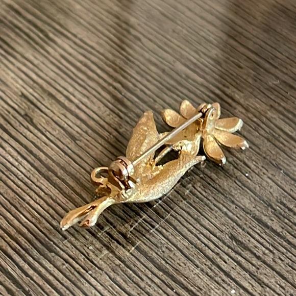 Vintage Textured Daisy Pin - Picture 6 of 14